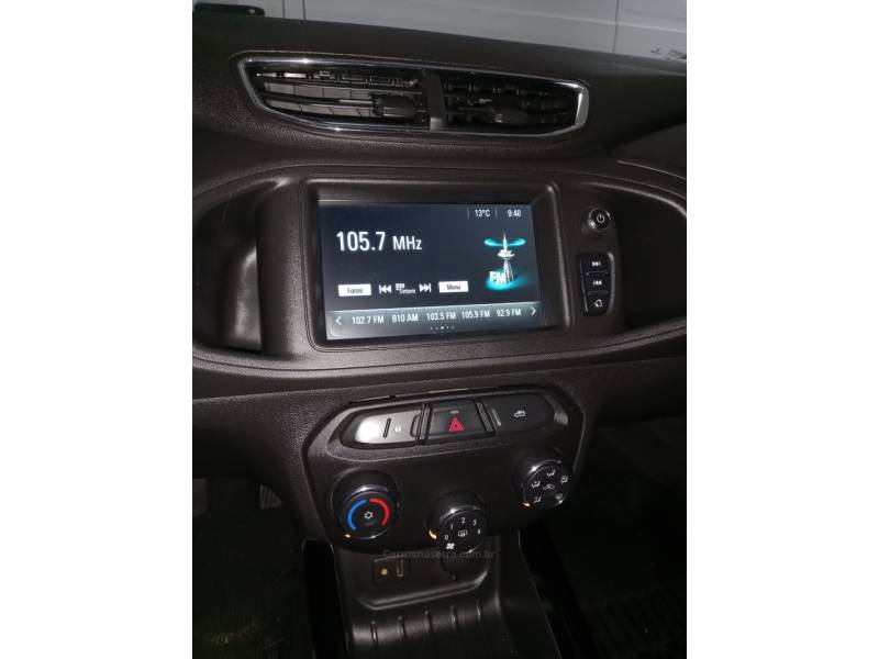 CHEVROLET - ONIX - 2017/2017 - Branca - R$ 60.900,00