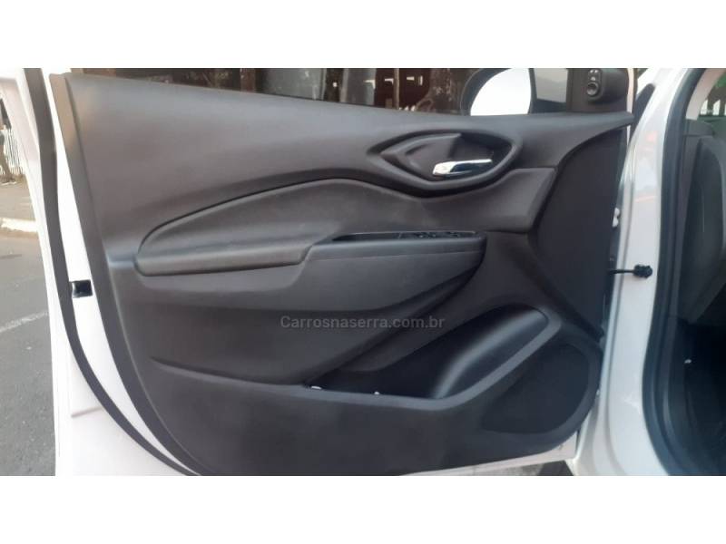 CHEVROLET - ONIX - 2017/2018 - Branca - R$ 68.000,00
