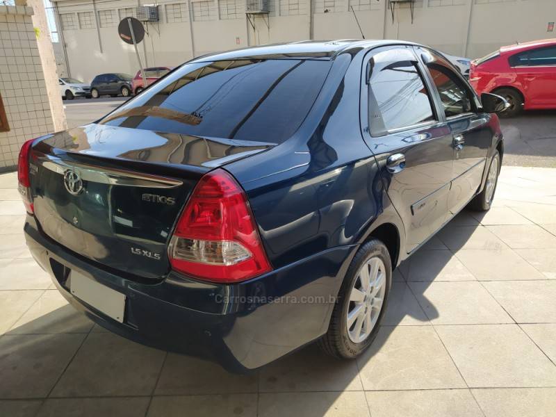 TOYOTA - ETIOS - 2016/2017 - Azul - R$ 58.900,00