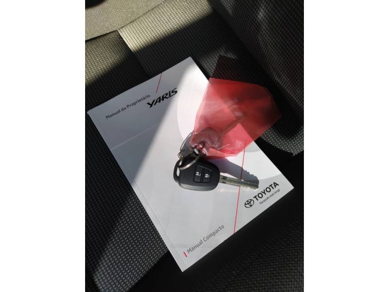 TOYOTA - YARIS - 2022/2023 - Prata - R$ 85.000,00