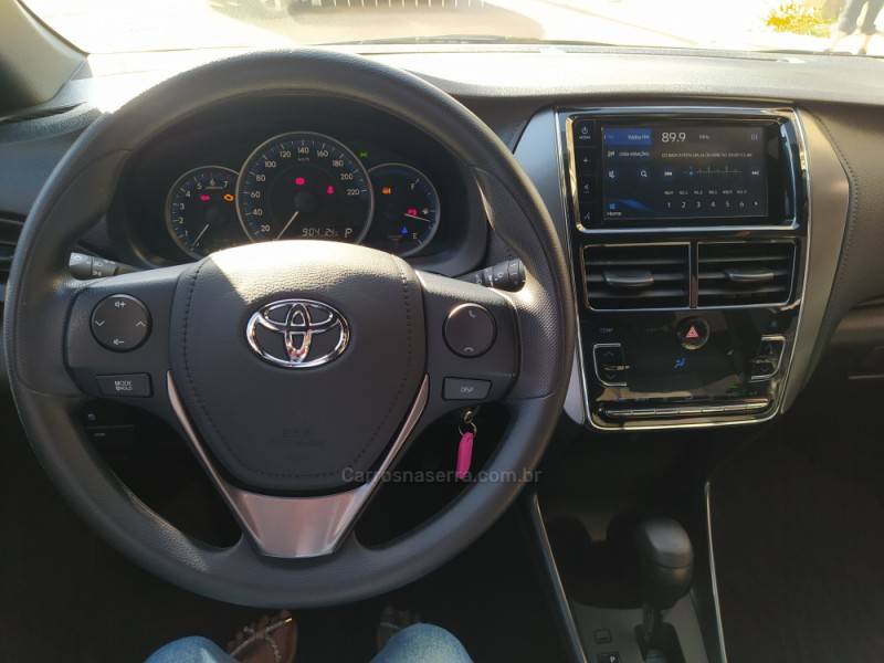 TOYOTA - YARIS - 2022/2023 - Prata - R$ 92.900,00