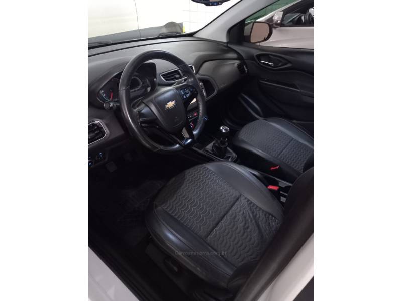CHEVROLET - ONIX - 2017/2017 - Branca - R$ 60.900,00