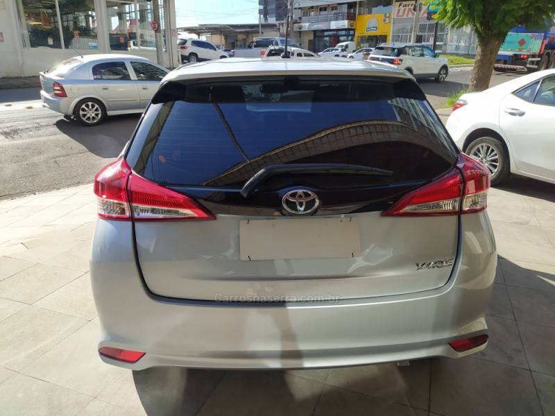 TOYOTA - YARIS - 2022/2023 - Prata - R$ 92.900,00