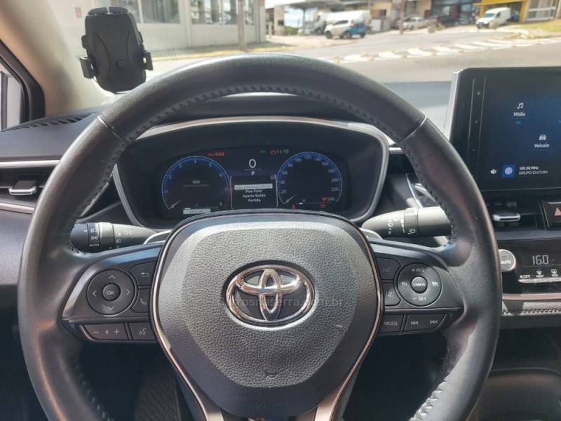 TOYOTA - COROLLA - 2023/2024 - Branca - R$ 147.900,00