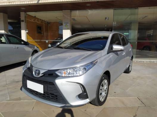 TOYOTA - YARIS - 2022/2023 - Prata - R$ 92.900,00