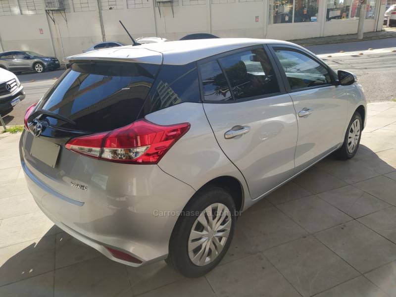 TOYOTA - YARIS - 2022/2023 - Prata - R$ 92.900,00