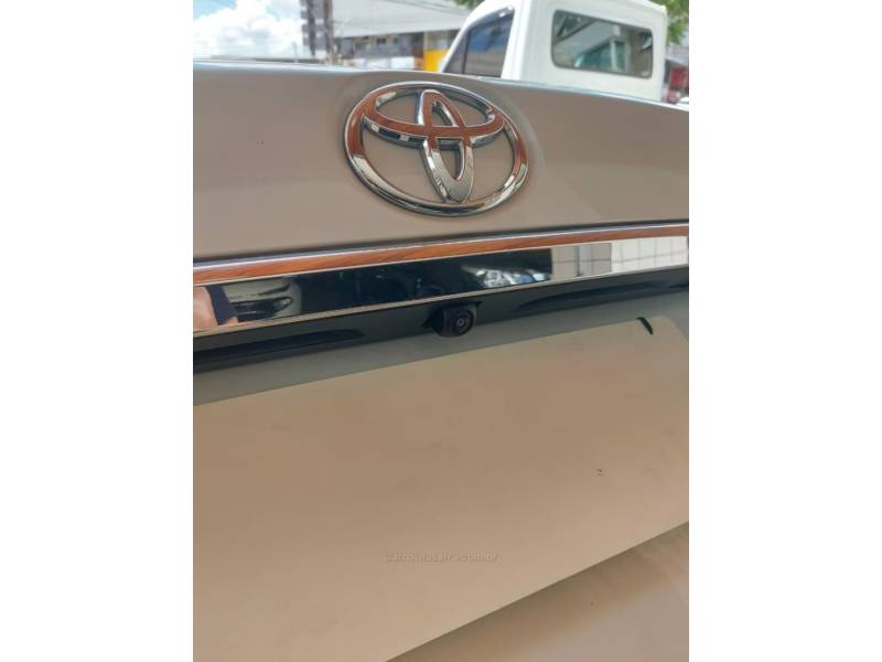 TOYOTA - COROLLA - 2023/2024 - Branca - R$ 147.900,00