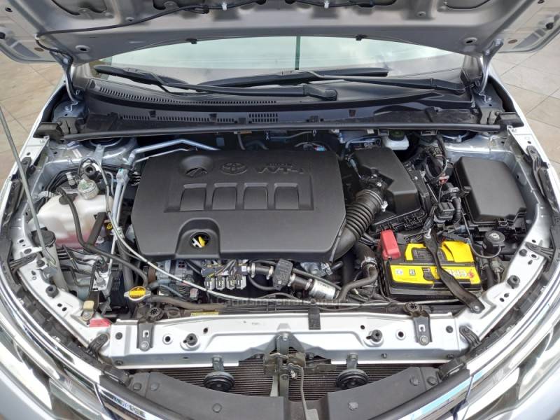 TOYOTA - COROLLA - 2017/2018 - Prata - R$ 87.900,00