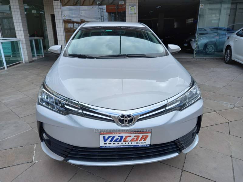TOYOTA - COROLLA - 2017/2018 - Prata - R$ 87.900,00