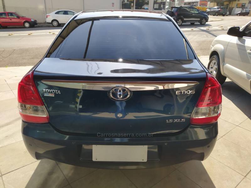 TOYOTA - ETIOS - 2016/2017 - Azul - R$ 51.900,00