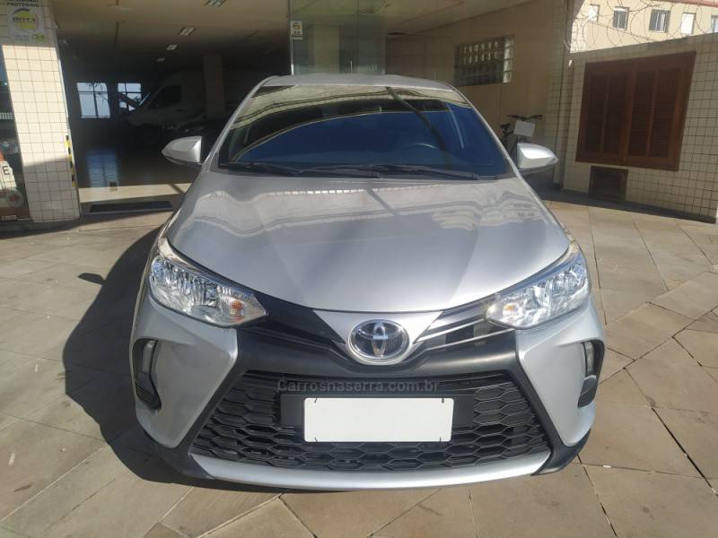 TOYOTA - YARIS - 2022/2023 - Prata - R$ 92.900,00