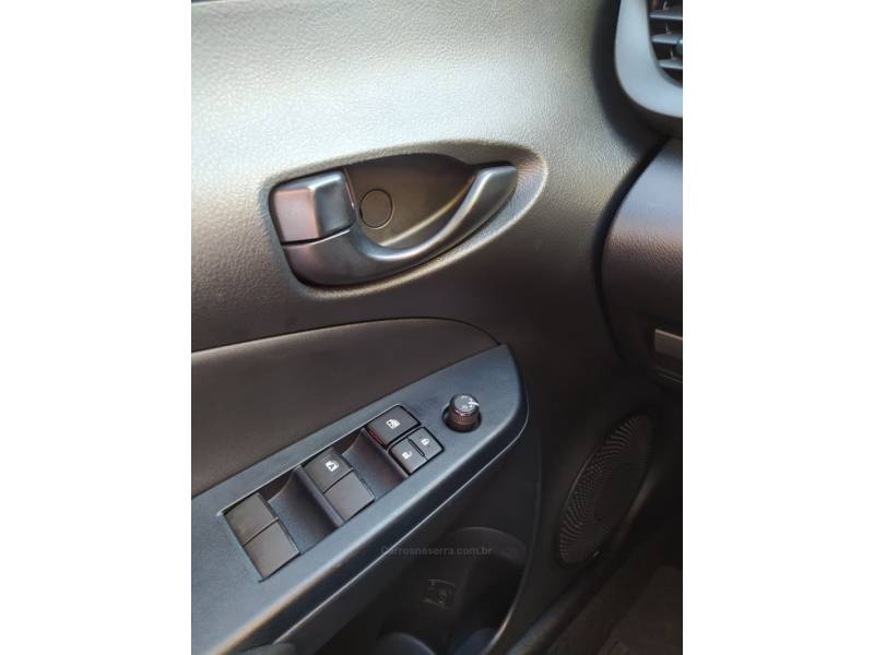 TOYOTA - YARIS - 2022/2023 - Prata - R$ 89.900,00