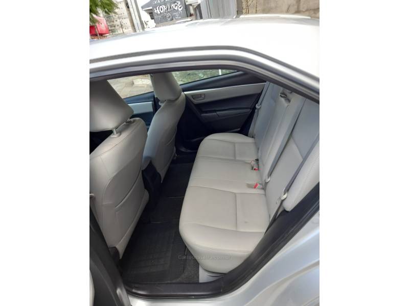 TOYOTA - COROLLA - 2017/2018 - Prata - R$ 87.900,00