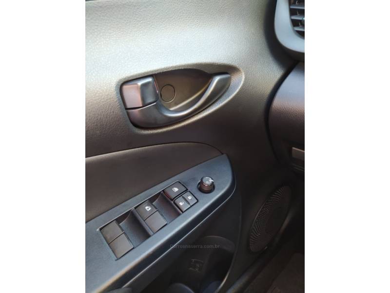 TOYOTA - YARIS - 2022/2023 - Prata - R$ 88.900,00