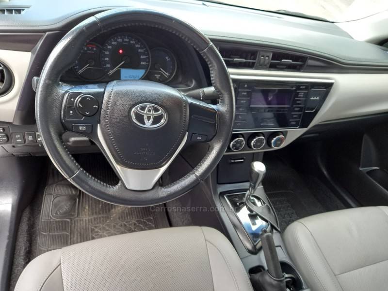 TOYOTA - COROLLA - 2017/2018 - Prata - R$ 87.900,00