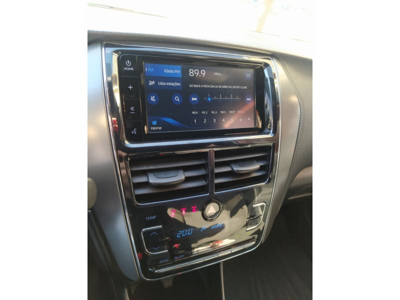 TOYOTA - YARIS - 2022/2023 - Prata - R$ 92.900,00