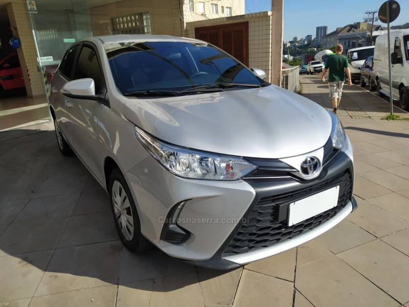 TOYOTA - YARIS - 2022/2023 - Prata - R$ 92.900,00