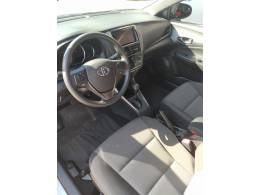 TOYOTA - YARIS - 2022/2023 - Prata - R$ 92.900,00