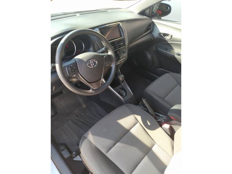 TOYOTA - YARIS - 2022/2023 - Prata - R$ 92.900,00