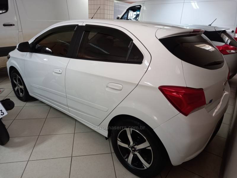 CHEVROLET - ONIX - 2017/2017 - Branca - R$ 60.900,00