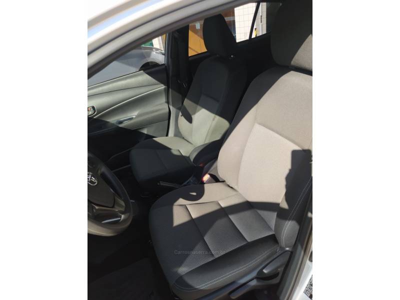 TOYOTA - YARIS - 2022/2023 - Prata - R$ 92.900,00