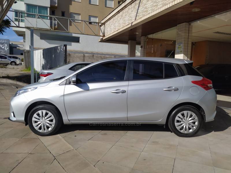 TOYOTA - YARIS - 2022/2023 - Prata - R$ 92.900,00