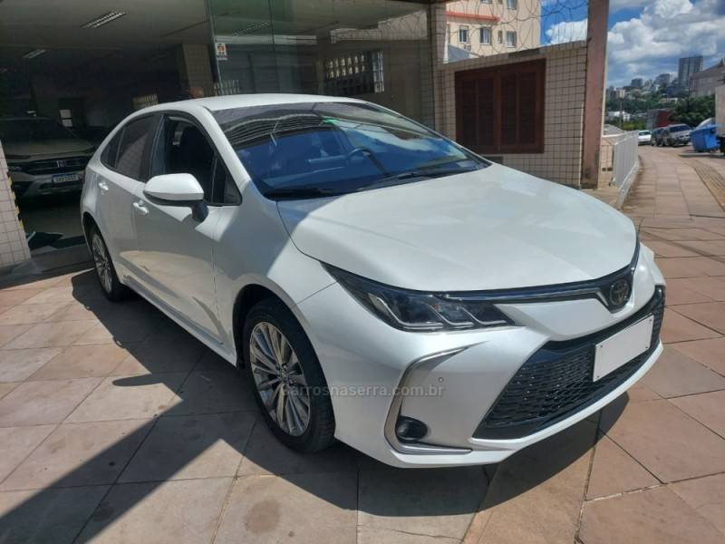TOYOTA - COROLLA - 2023/2024 - Branca - R$ 147.900,00