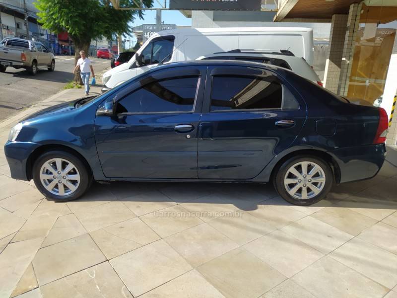 TOYOTA - ETIOS - 2016/2017 - Azul - R$ 58.900,00