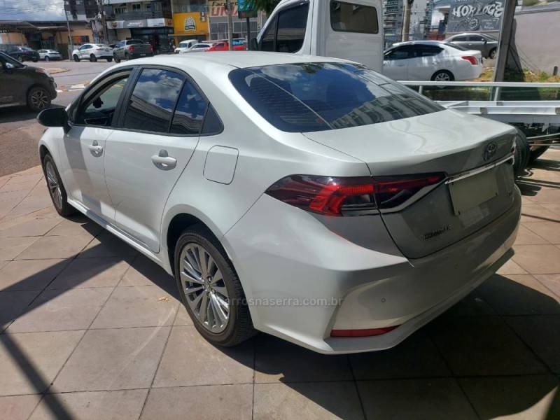 TOYOTA - COROLLA - 2023/2024 - Branca - R$ 147.900,00