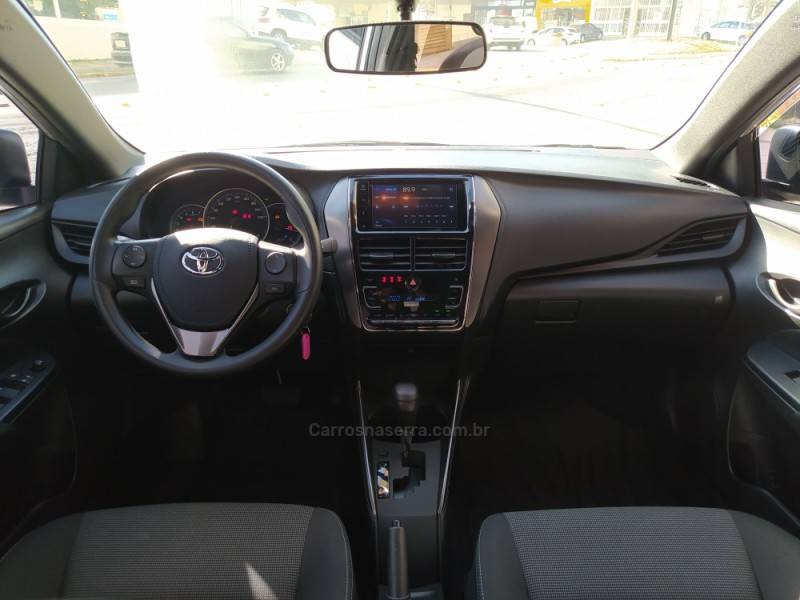 TOYOTA - YARIS - 2022/2023 - Prata - R$ 92.900,00