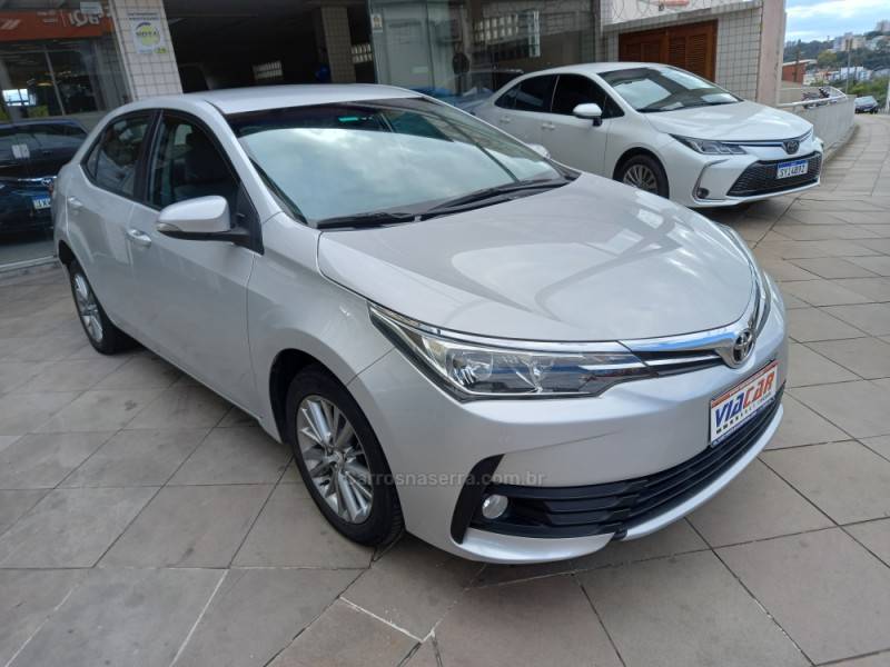 TOYOTA - COROLLA - 2017/2018 - Prata - R$ 87.900,00