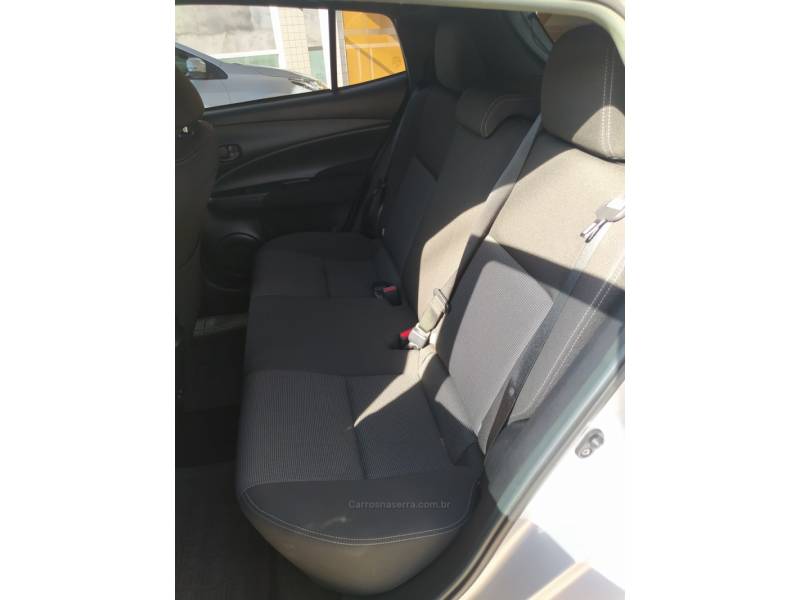 TOYOTA - YARIS - 2022/2023 - Prata - R$ 92.900,00
