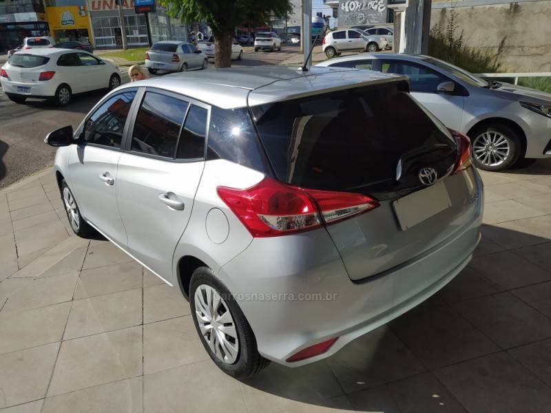 TOYOTA - YARIS - 2022/2023 - Prata - R$ 92.900,00