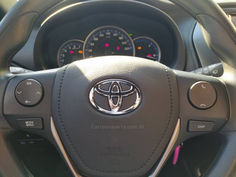 TOYOTA - YARIS - 2022/2023 - Prata - R$ 92.900,00