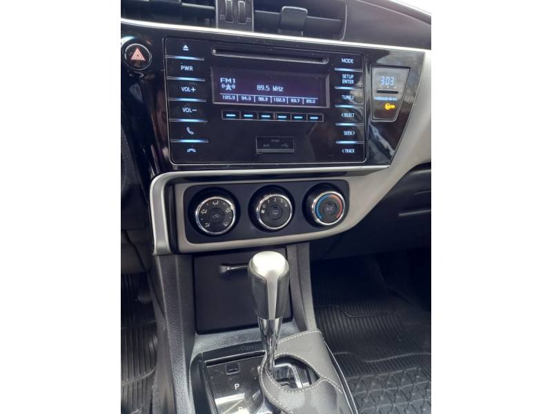 TOYOTA - COROLLA - 2017/2018 - Prata - R$ 87.900,00