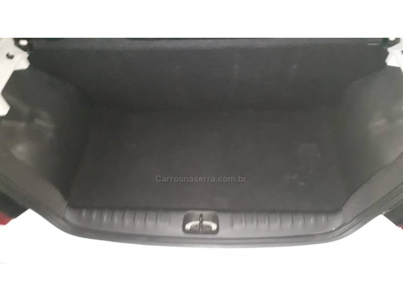 CHEVROLET - ONIX - 2017/2018 - Branca - R$ 68.000,00