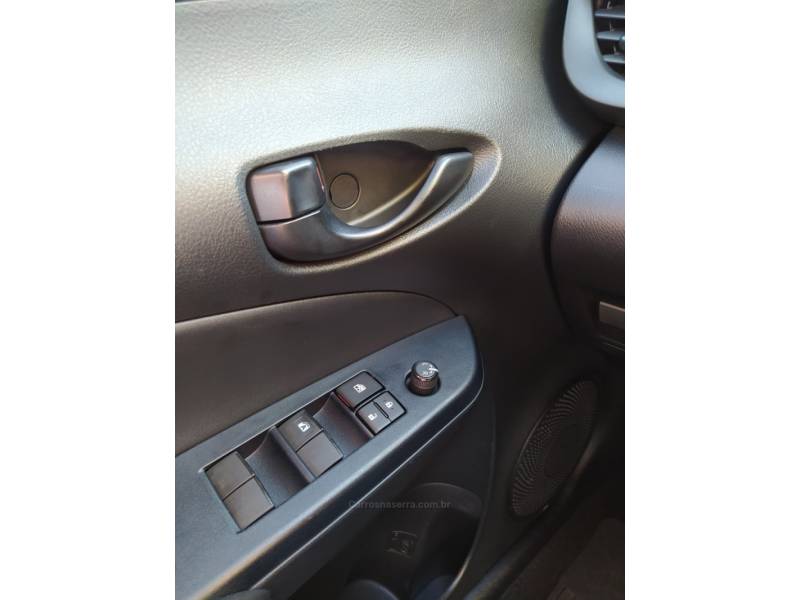 TOYOTA - YARIS - 2022/2023 - Prata - R$ 92.900,00